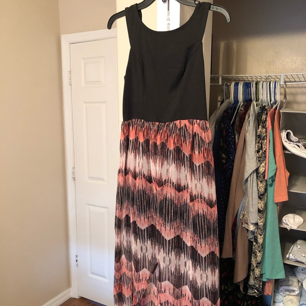 Maxi dress. Pink and black. Hi-lo style